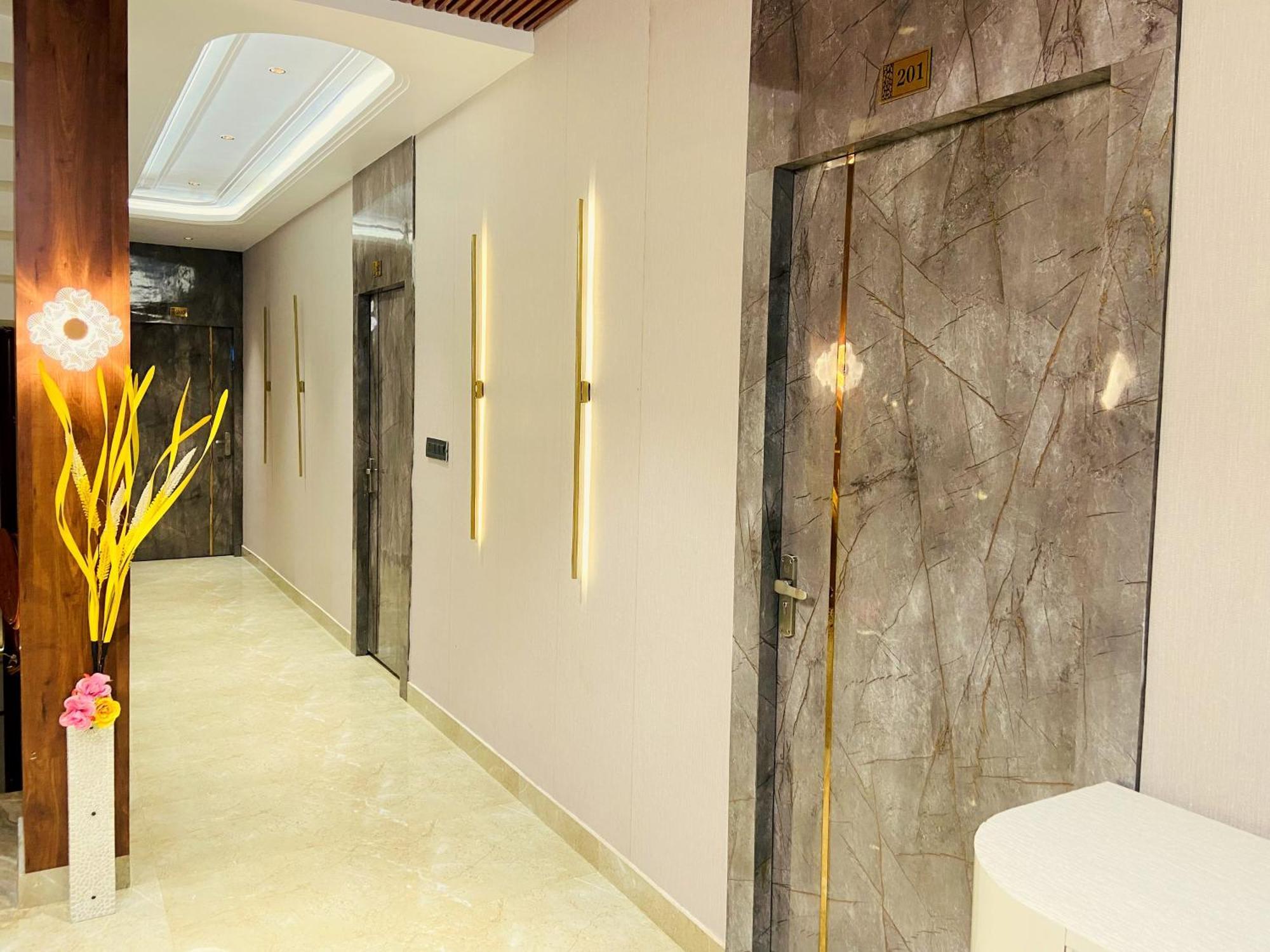 Krishna Residency - A Boutique Hotel Барели Экстерьер фото