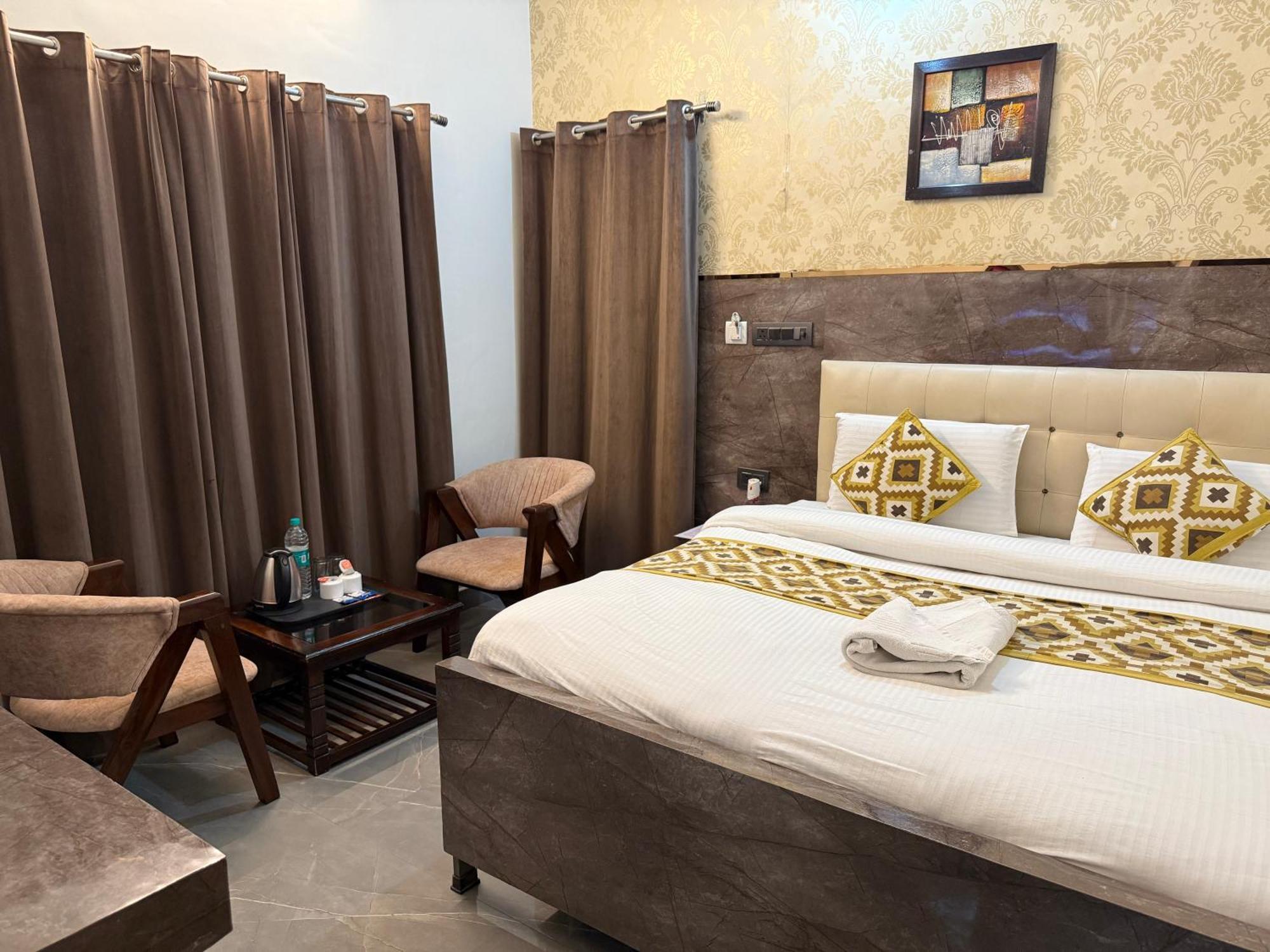 Krishna Residency - A Boutique Hotel Барели Экстерьер фото