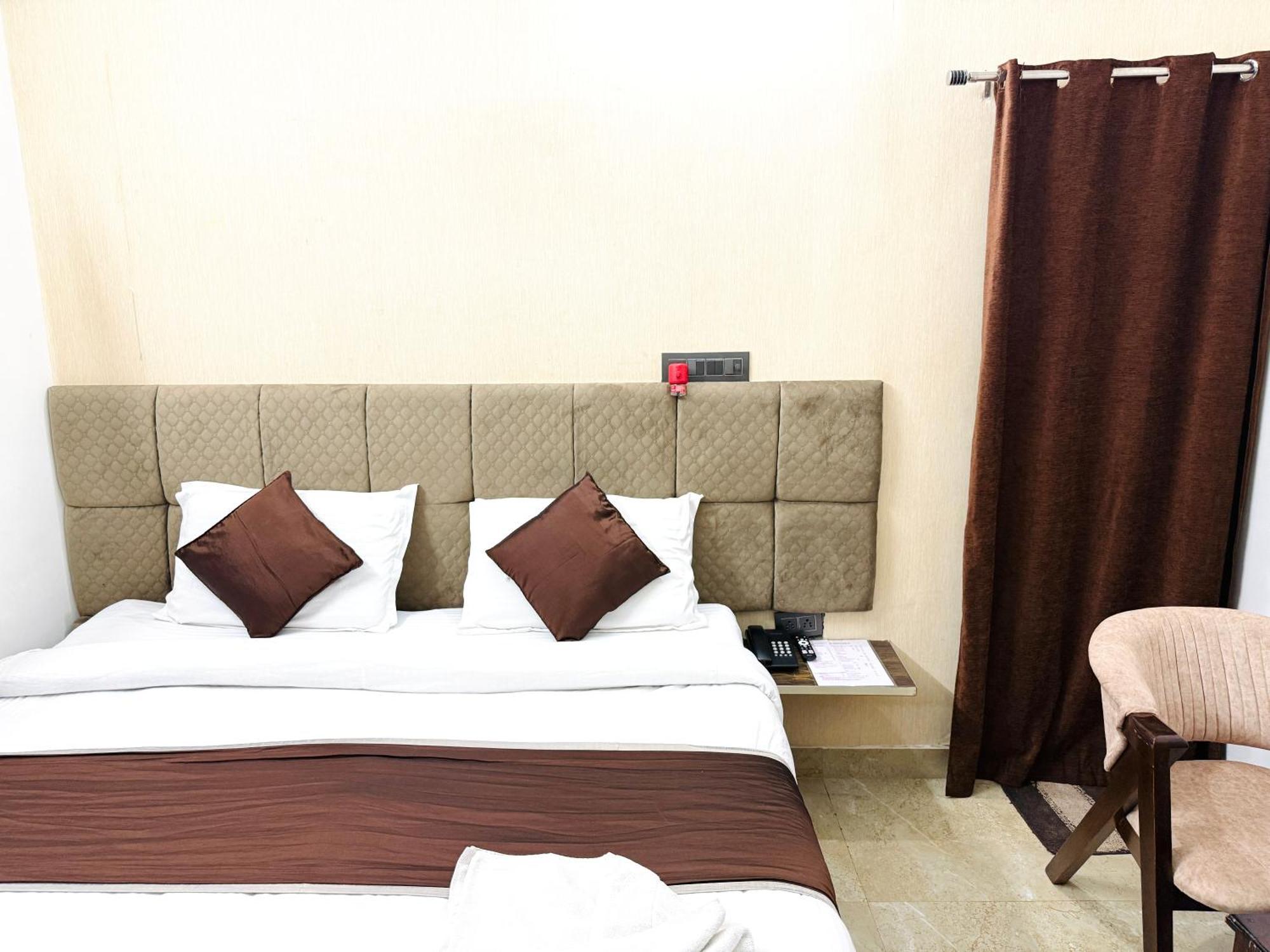 Krishna Residency - A Boutique Hotel Барели Экстерьер фото