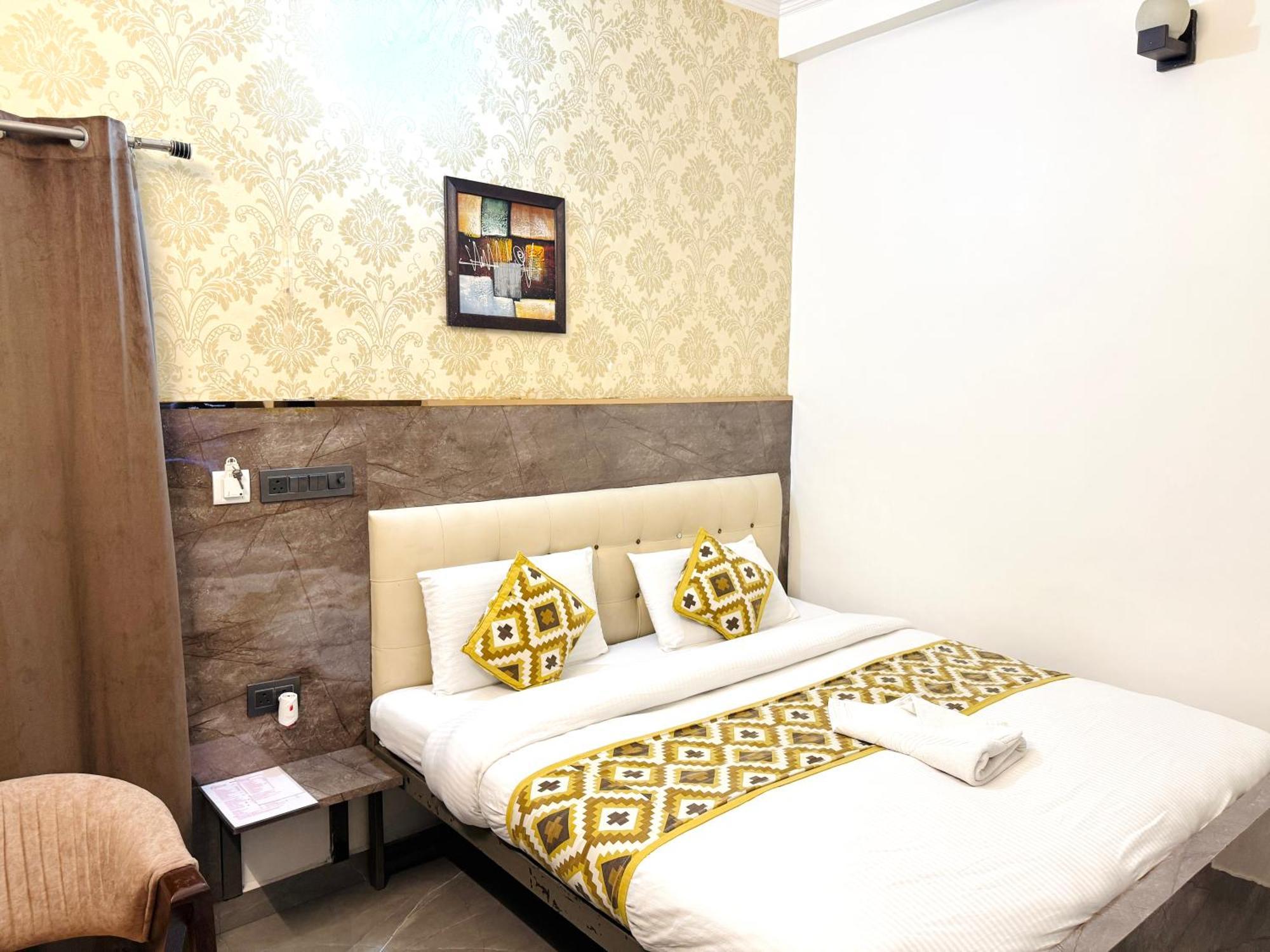 Krishna Residency - A Boutique Hotel Барели Экстерьер фото