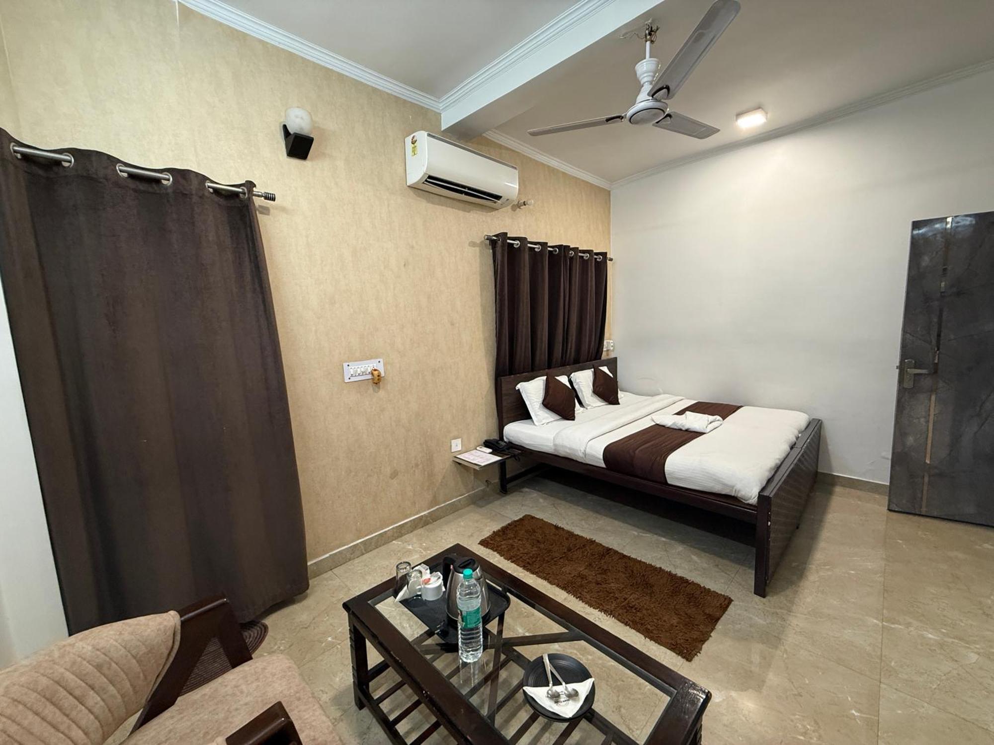 Krishna Residency - A Boutique Hotel Барели Экстерьер фото