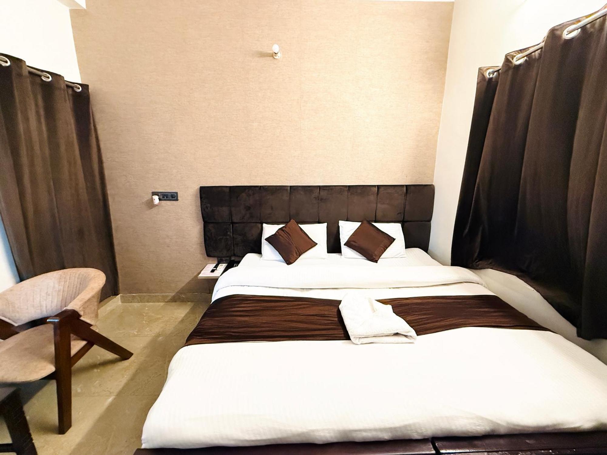 Krishna Residency - A Boutique Hotel Барели Экстерьер фото