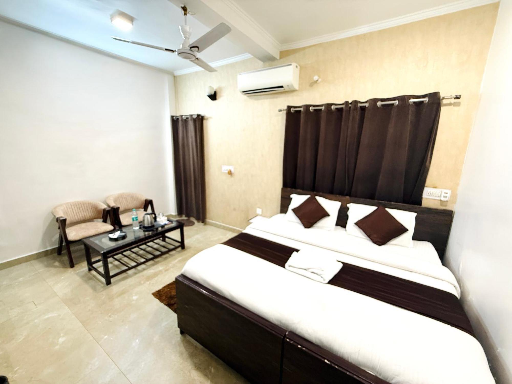 Krishna Residency - A Boutique Hotel Барели Экстерьер фото